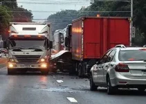 acidente entre carro e caminhões