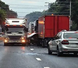 acidente entre carro e caminhões