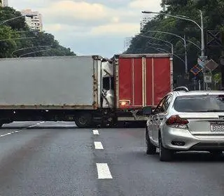 carreta bloqueia rodovia